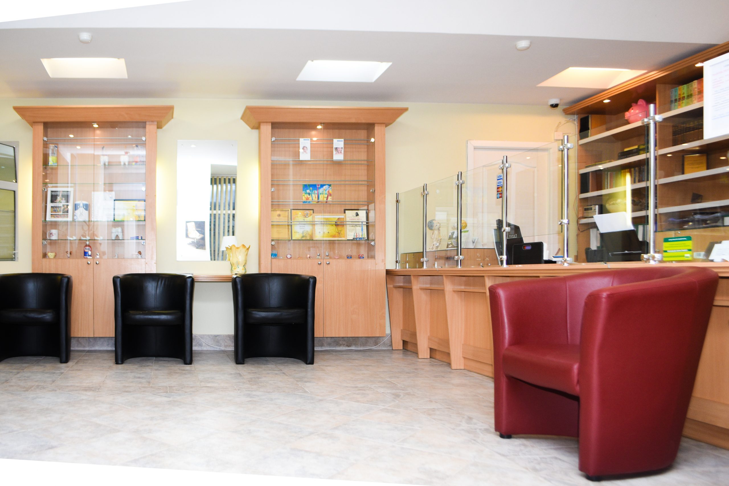 Klinikos registratūros zona su laukiamąja