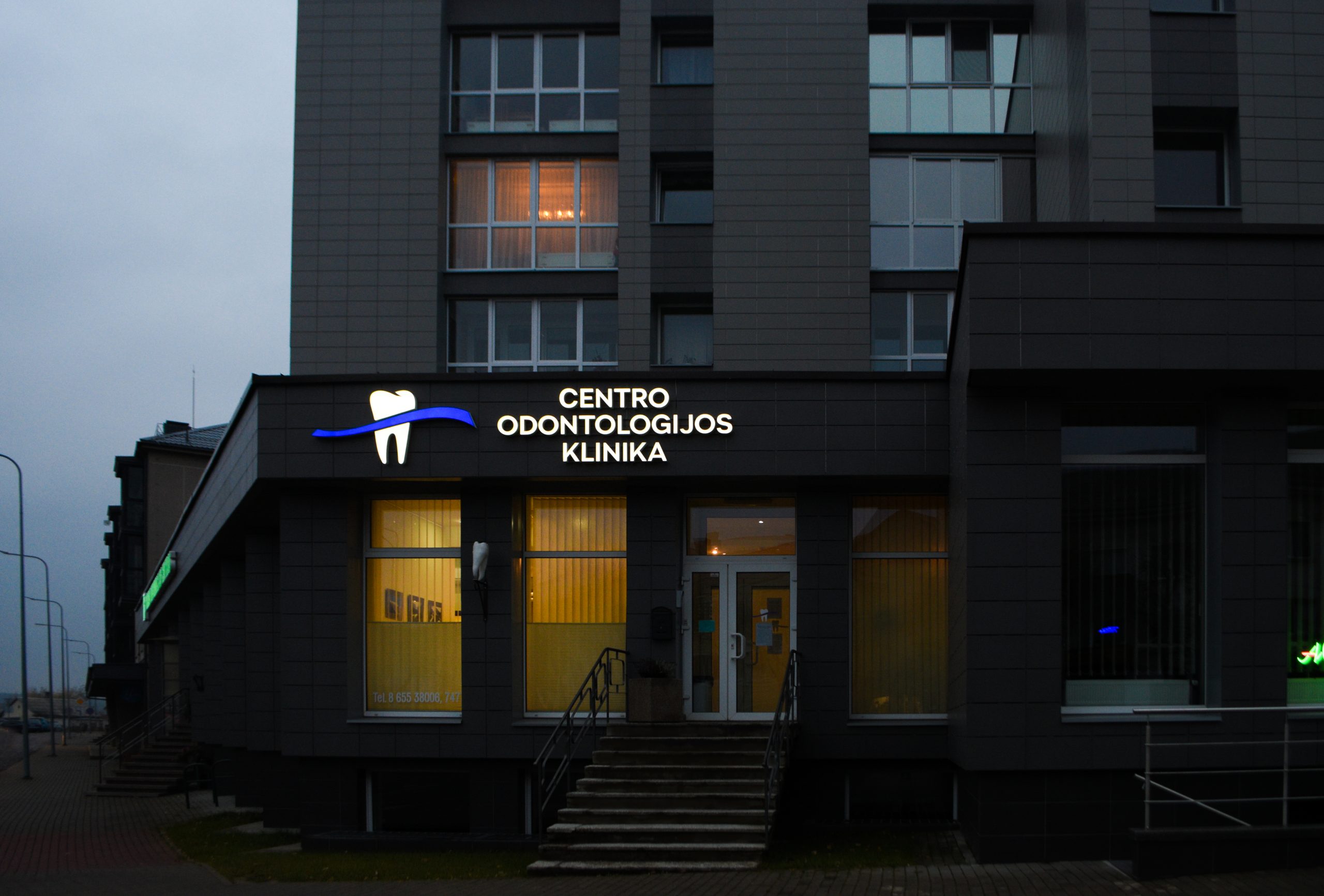 Klinikos pastatas vakariniu apšvietimu